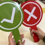 Roheline ja punane õppevahend laste käes – märk „ÕIGE“ ja „VALE“. Sobivad kasutamiseks mängudes, viktoriinides ja tundides.