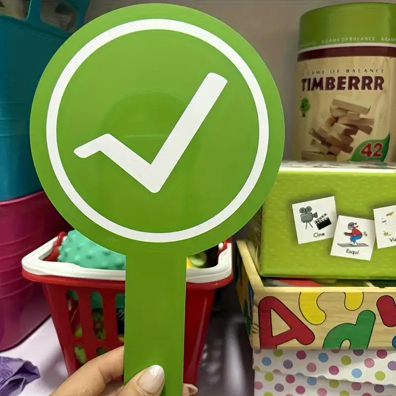 oige-vale-oppevahendid-4 Roheline ja punane õppevahend laste käes – märk „ÕIGE“ ja „VALE“. Sobivad kasutamiseks mängudes, viktoriinides ja tundides. ✅❌