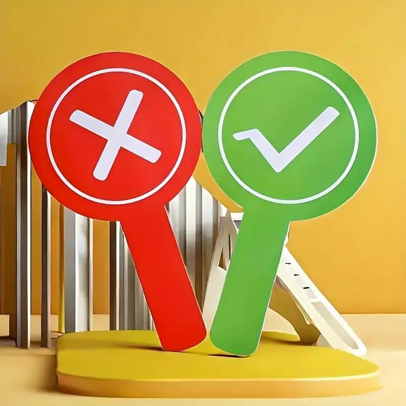 oige-vale-oppevahendid-6 Roheline ja punane õppevahend laste käes – märk „ÕIGE“ ja „VALE“. Sobivad kasutamiseks mängudes, viktoriinides ja tundides. ✅❌