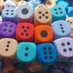 Vahtplastist mängutäringud – sobivad kasutamiseks CoolSofti lauamängudes, nagu Kiki & Sügis või Kivi-paber-käärid seiklus. 🎲🦒