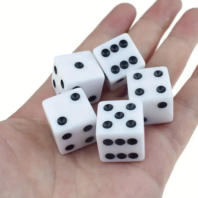 valge-mangutaring Valged mängutäringud lapse peopesal – sobivad kasutamiseks CoolSofti lauamängudes, nagu Kiki & Sügis või Kivi-paber-käärid seiklus. 🎲🦒